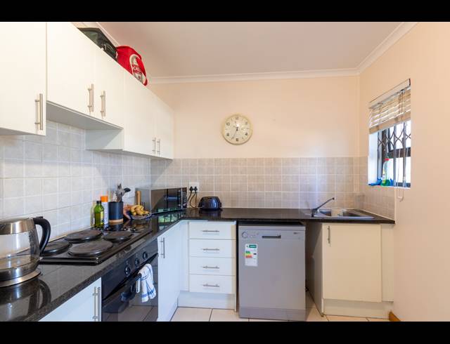 1 BEDROOM APARTMENT TO LET IN RONDEBOSCH VILLAGE